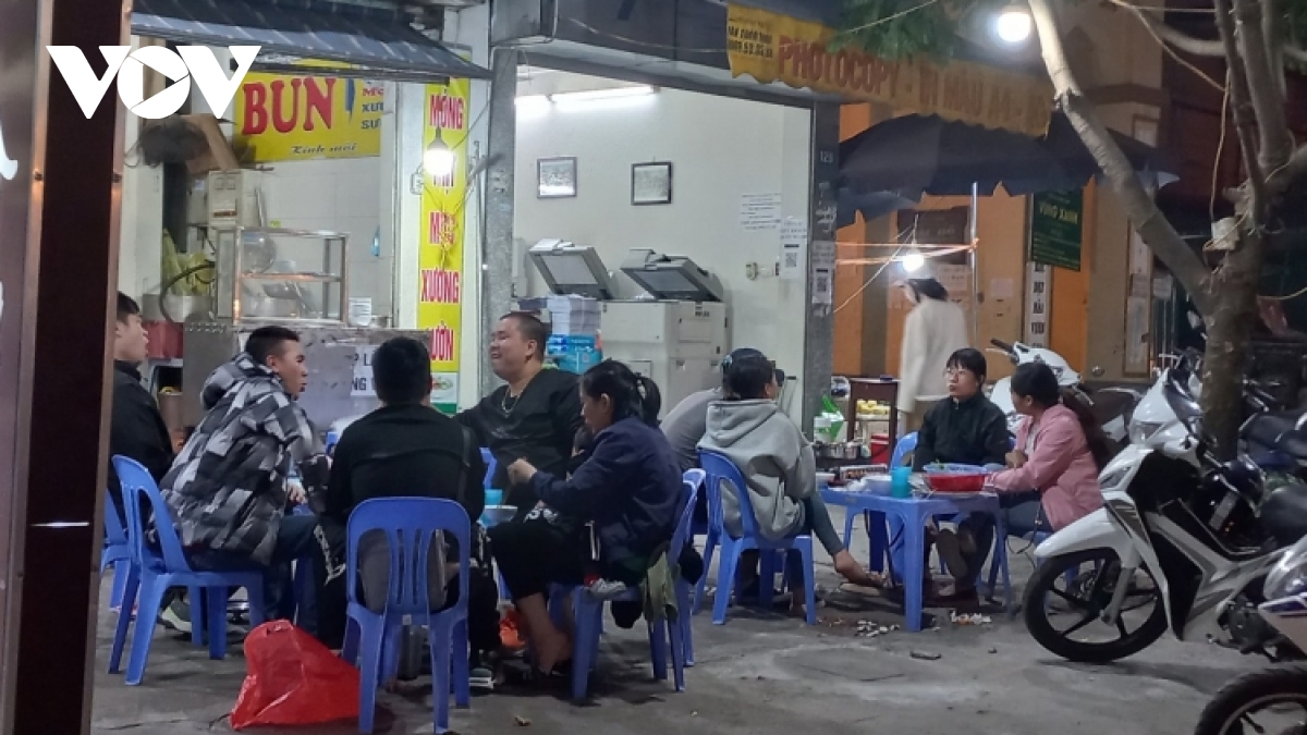 Hanoi considers non-essential services ban as COVID-19 cases surge